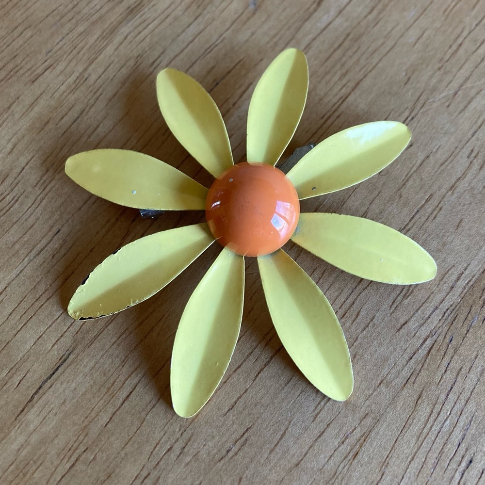 Vintage metal and enamel daisy pin